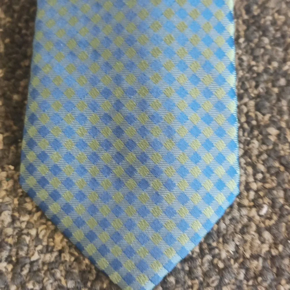 Michael Kors blue and green irredecent 100% silk men's tie.